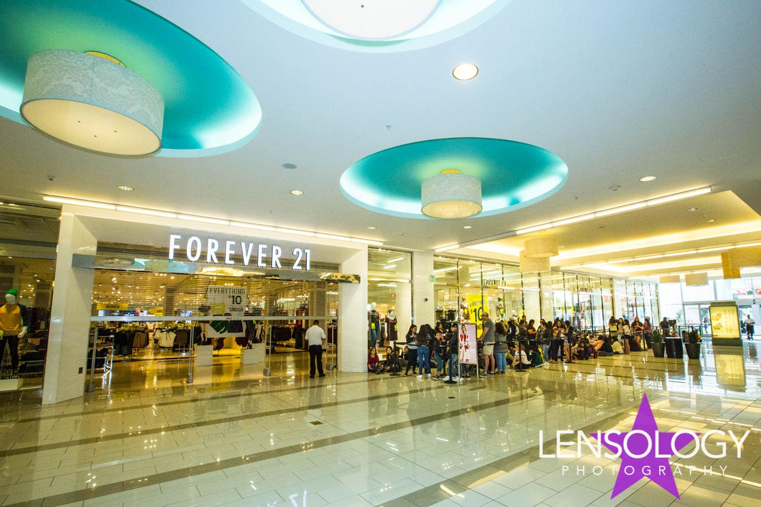 LENSOLOGY.NET - Forever 21 store opening, Arcadia, CA.
All images are copyright of Lensology.net
Email: info@lensology.net
www.lensology.net