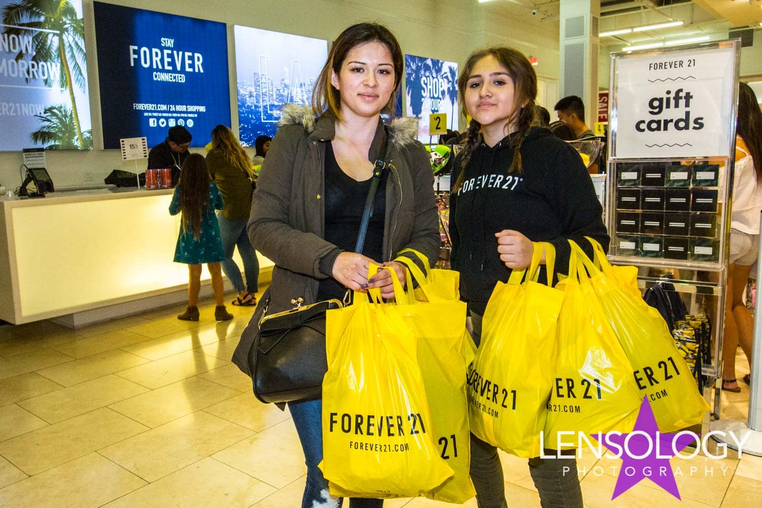 LENSOLOGY.NET - Forever 21 store opening, Arcadia, CA.
All images are copyright of Lensology.net
Email: info@lensology.net
www.lensology.net