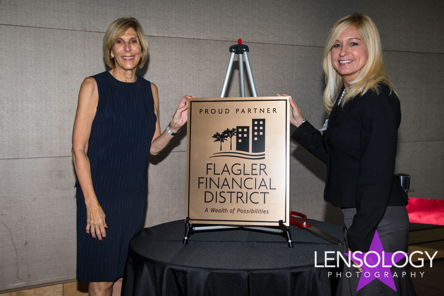 LENSOLOGY.NET - Flagler FInancial district event, West Palm Beach, FL.
All images are copyright of Lensology.net
Email: info@lensology.net
www.lensology.net